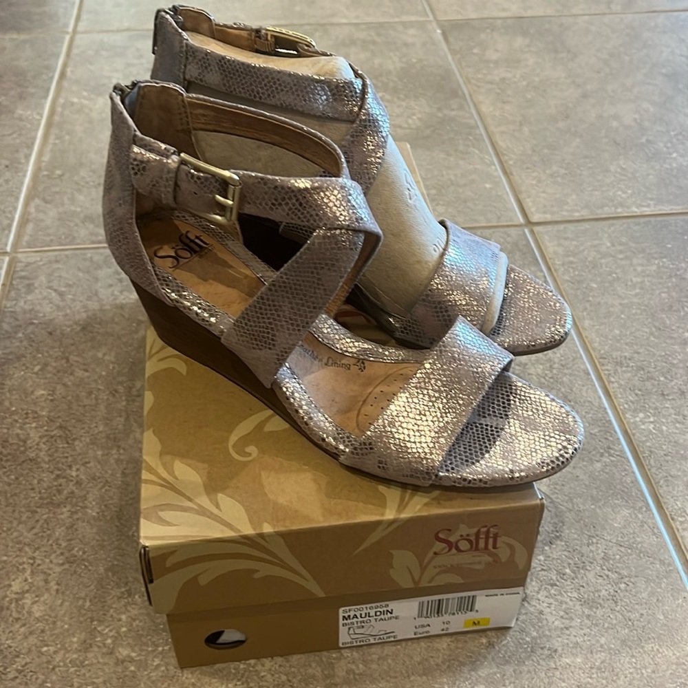 NEW Softt Mauldin metallic‎ bistro taupe wedge sandal